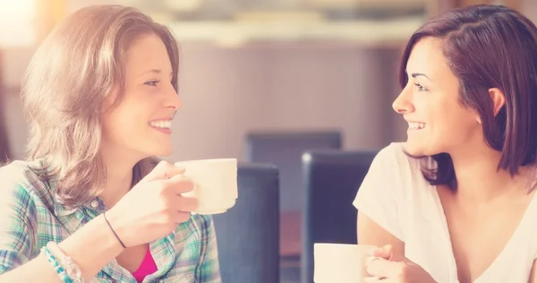 Étudiants souriants ayant une tasse de café — Photo