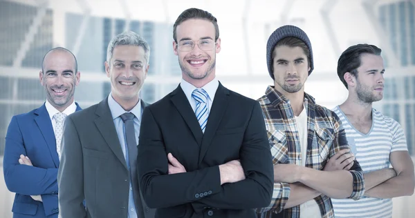 Homme d'affaires souriant avec les bras croisés — Photo