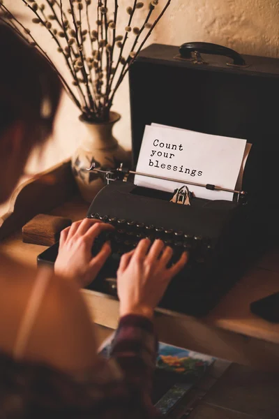 Mujer está usando una máquina de escribir — Foto de Stock