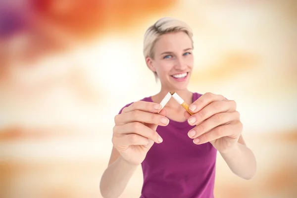 Hezká blondýnka lámání cigareta — Stock fotografie