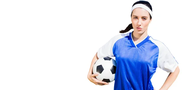 Жінка-футболістка з футболом — стокове фото