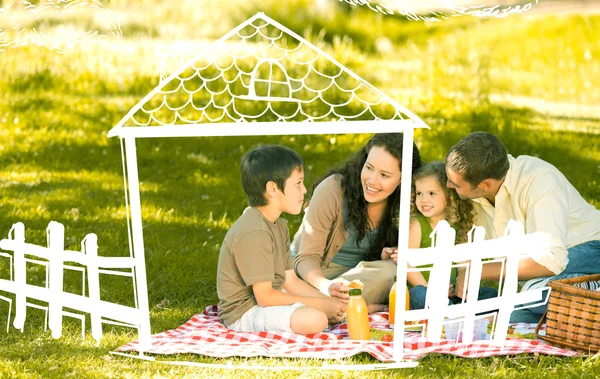 家族一緒にピクニック — ストック写真