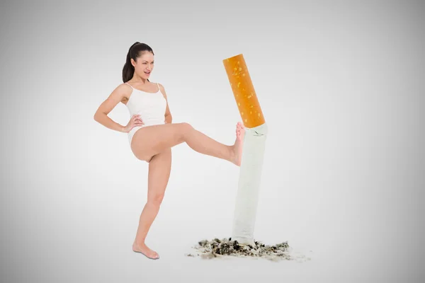 Mujer en forma practicando karate — Foto de Stock