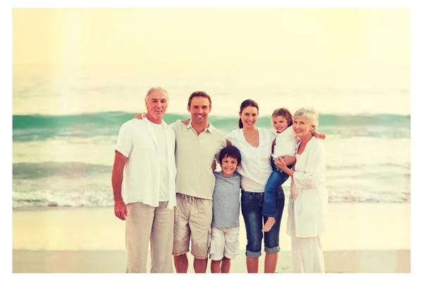 ビーチで美しい家族 — ストック写真