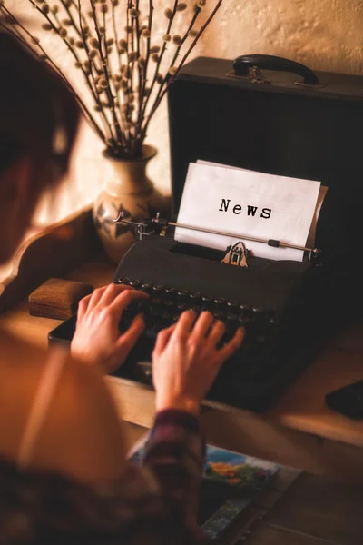 Mujer está utilizando máquina de escribir — Foto de Stock