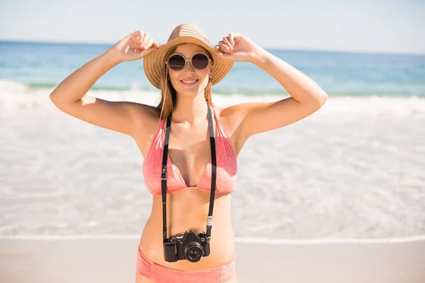 Vrouw in bikini poseren op strand — Stockfoto