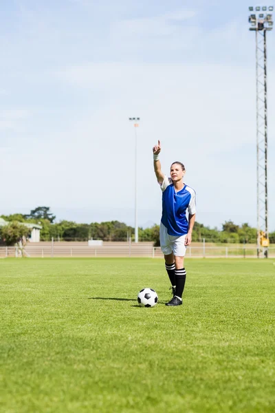 Jogadora de futebol feminino gestos — Fotografia de Stock