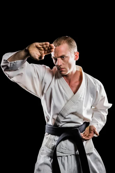 Gevechtvoerende karate houding — Stockfoto