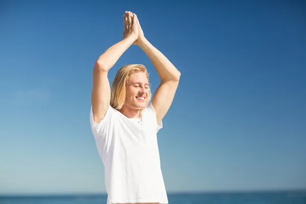 Hombre realizando yoga en la playa — Foto de Stock