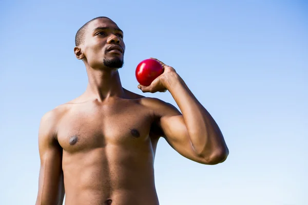 Atleta segurando tiro colocar bola — Fotografia de Stock