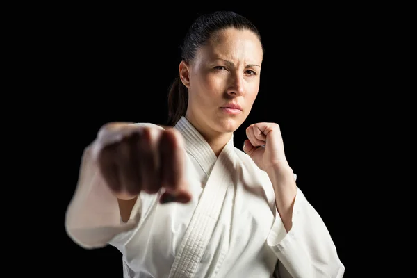 Žena fighter provádějícího karate postoj — Stock fotografie