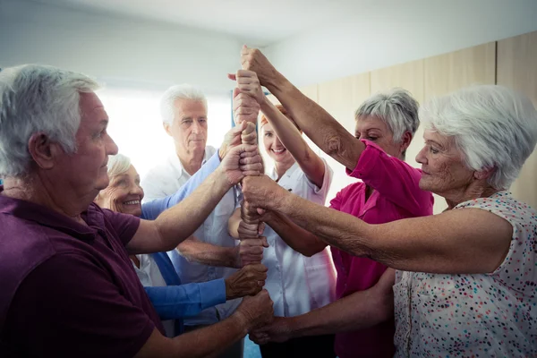 Grupo de idosos jogando — Fotografia de Stock