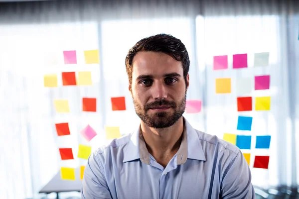 Empresario leyendo post it — Foto de Stock