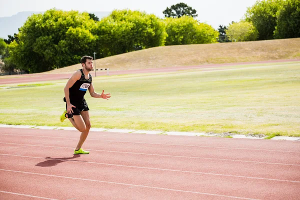 Atleet wordt uitgevoerd op track racing — Stockfoto