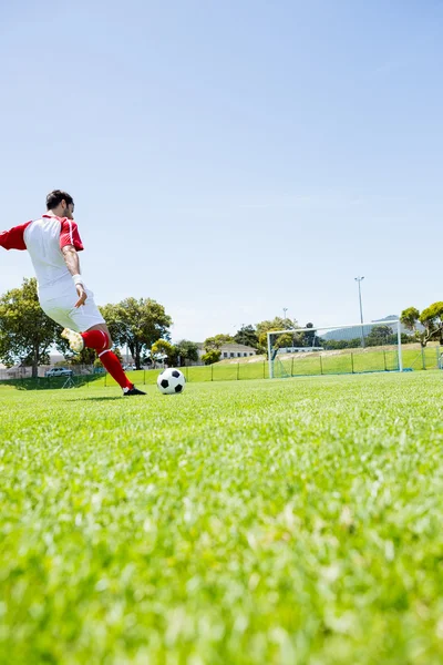 Jugador de fútbol practicando fútbol —  Fotos de Stock