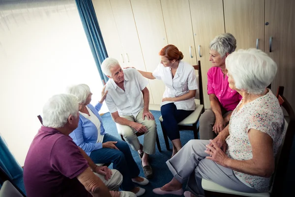 Seniorer interagerar med sjuksköterska — Stockfoto