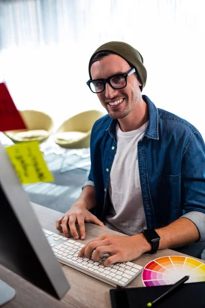 Homem hipster trabalhando na mesa de computador — Fotografia de Stock