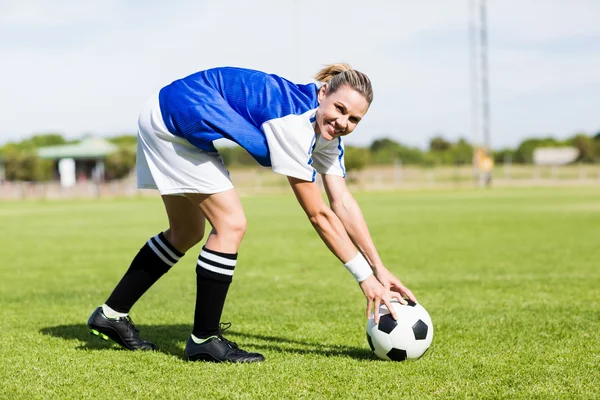 Bayan futbol oyuncu topu tutmak — Stok fotoğraf