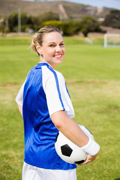 Jogador de futebol feminino de pé com bola — Fotografia de Stock