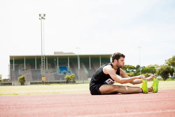 Sportovec dělá protahovací cvičení — Stock fotografie