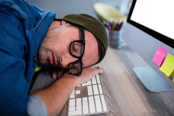 Affärsman sover vid sitt skrivbord — Stockfoto