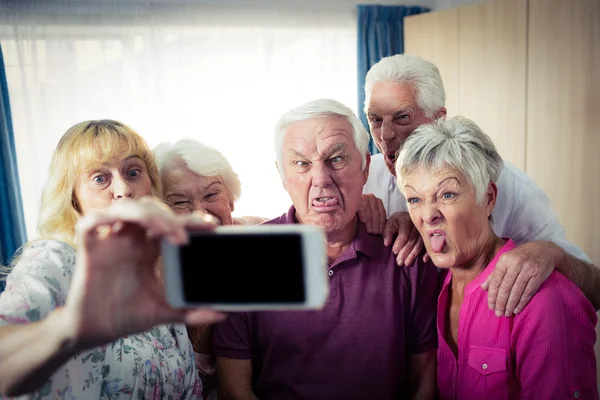 Senioři, dělají selfie s smartphone — Stock fotografie