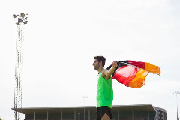 Athlet posiert mit deutscher Fahne — Stockfoto