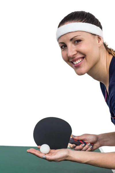 Atleta feminina jogando tênis de mesa — Fotografia de Stock