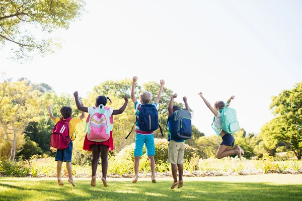 Kinderen poseren samen — Stockfoto