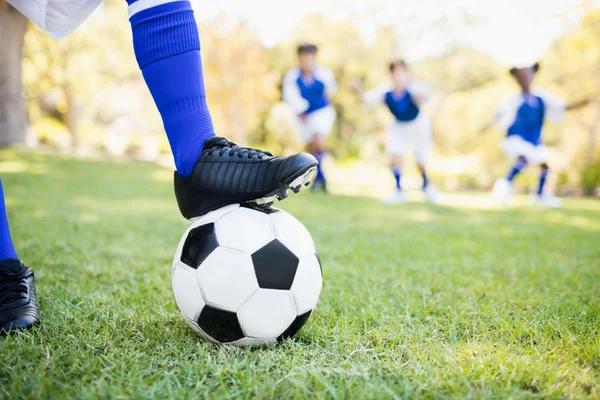 Balão sob botas de futebol — Fotografia de Stock