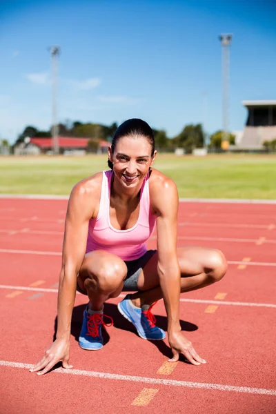 Athletin wärmt sich auf — Stockfoto