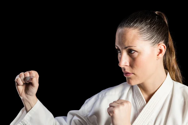 Vrouwelijke vechter presterende karate houding — Stockfoto