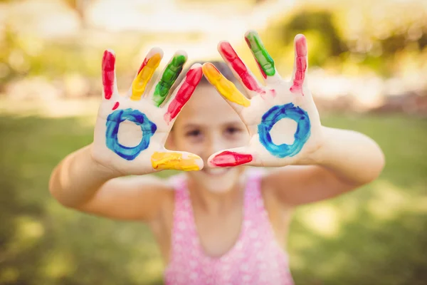 Menina fazendo um triângulo com as mãos pintadas — Fotografia de Stock