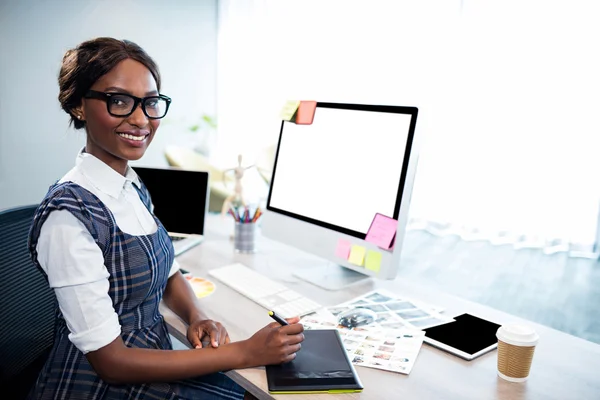 Businesswoman using a computer — Stock Photo, Image
