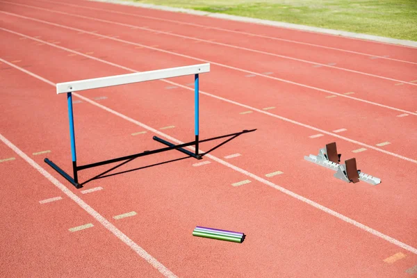 Hürde, Staffelstab und Startblock — Stockfoto