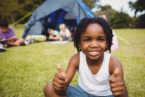 Child doing thumbs up — Stock Photo, Image