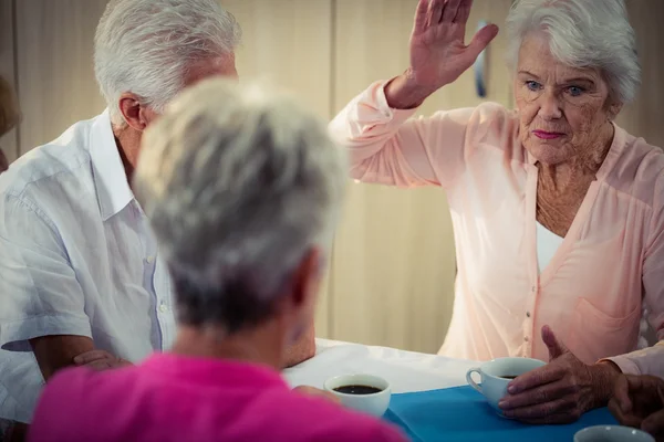 Pensionati che interagiscono in una casa di riposo — Foto Stock