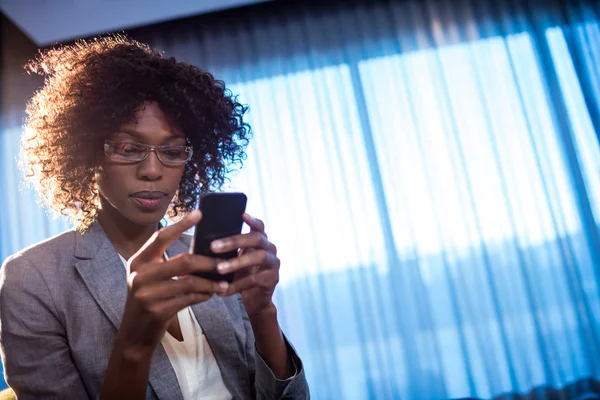 Zakenvrouw met behulp van een telefoon — Stockfoto