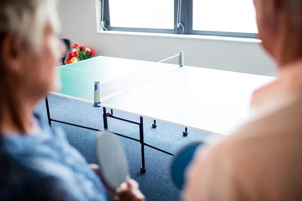 Dos personas mayores frente a una mesa de ping pong — Foto de Stock