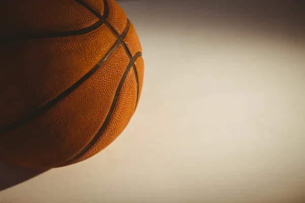 Bola basket di atas putih — Stok Foto