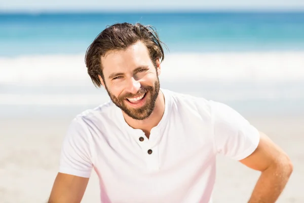 Jonge man ontspannen op het strand — Stockfoto