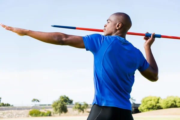 Atleta a punto de lanzar una jabalina — Foto de Stock