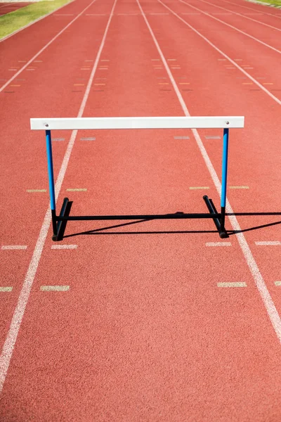 Hurdle på løbebane - Stock-foto