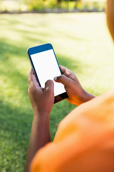 Bambino utilizzando smartphone — Foto Stock