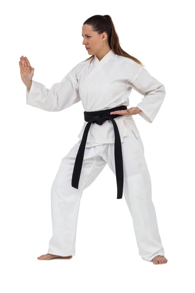 Kvinnlig fighter utför karate hållning — Stockfoto