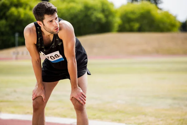 Atlet obosit în picioare pe pista de alergare — Fotografie, imagine de stoc