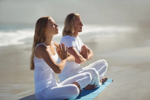 Hombre y mujer realizando yoga — Foto de Stock