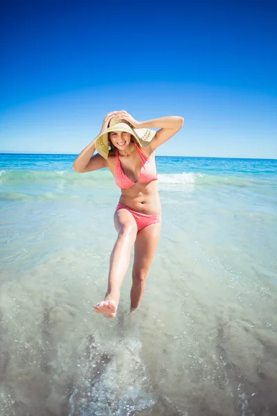 Vrouw genieten op het strand — Stockfoto