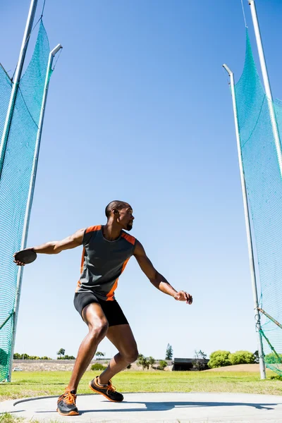 Atletisk abiut til at smide diskos - Stock-foto