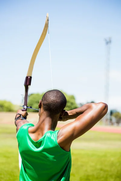 Atleta che pratica tiro con l'arco — Foto Stock